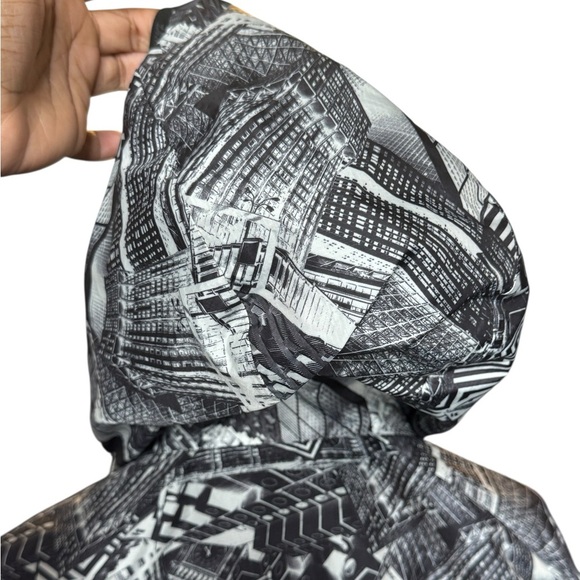 Nike NYC Windbreaker Cape w/ Landscape in Black and White, Sz L - Picture 9 of 13